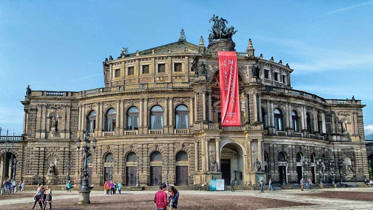 Semperoper: Dünyaca Ünlü Opera Binası