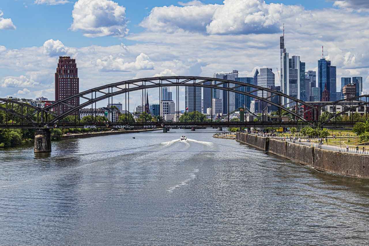 Frankfurt'un Modern Yüzü: Main Tower