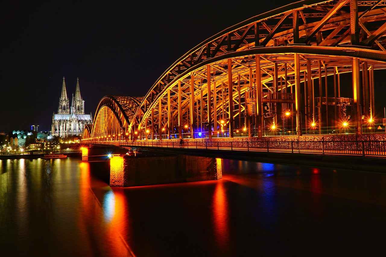 Köln'ün Tarihi Merkezinde Yürüyüş