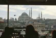 Danimarka’da Yılbaşı Kutlamaları: Gelenekler ve Eğlenceler Danimarka'da Yılbaşı Kutlamaları: Gelenekler ve Eğlenceler