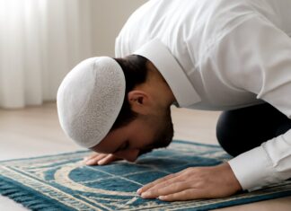 Namaz Vaktinde Doğru Yönü Bulmanın Gizli İpuçları ve Tarihçesi Namaz Vaktinde Doğru Yönü Bulmanın Gizli İpuçları ve Tarihçesi