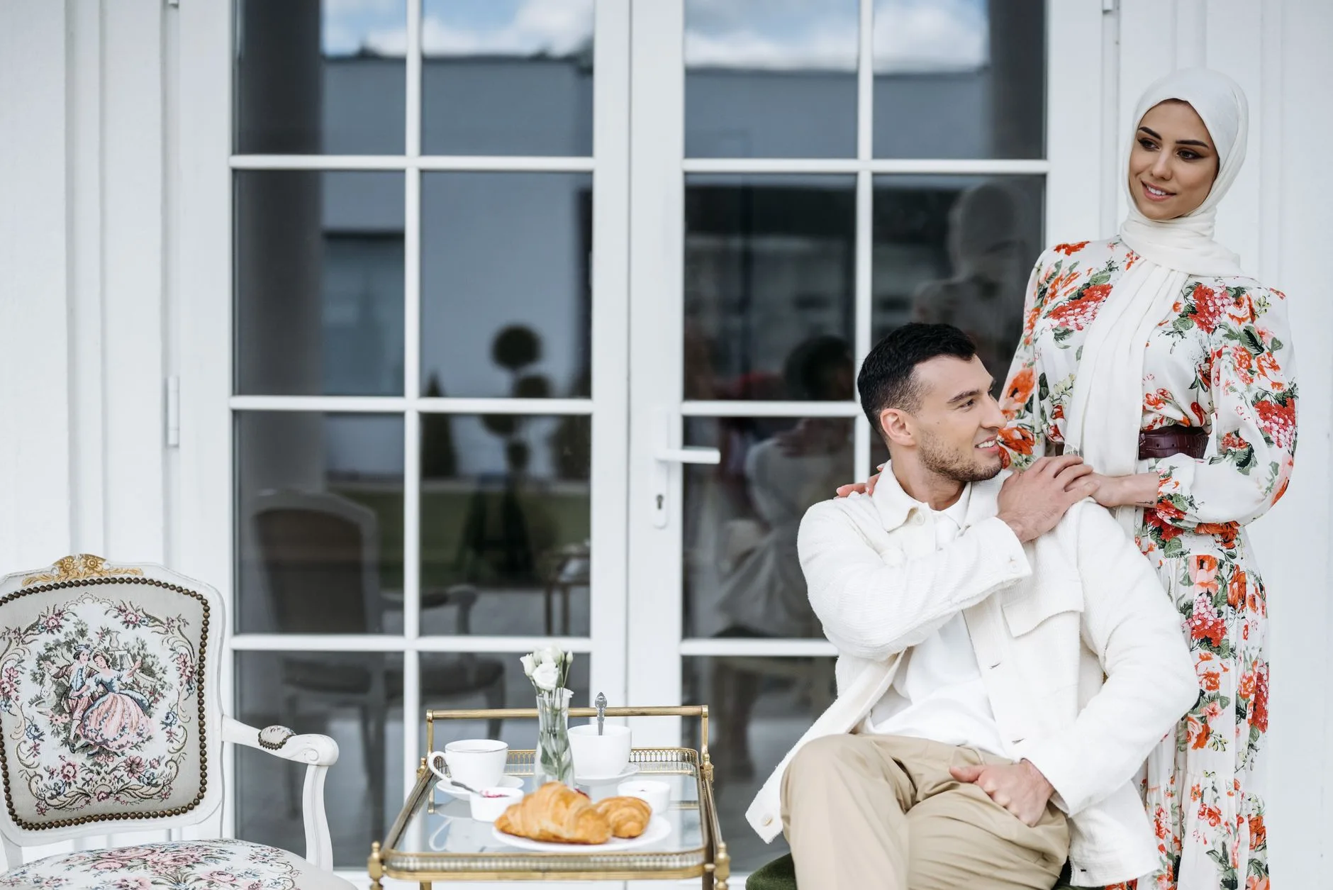 İngiltere'de Hinge'i Neden Sevdiğiniz Adamlarla İletişim Kuran 5 Yöntem